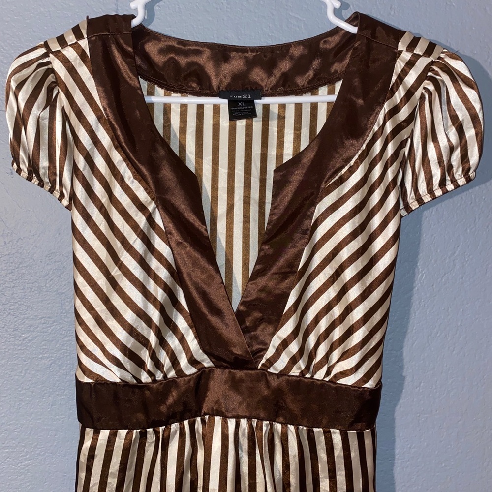 *98* EUC Adorbs satin blouse!